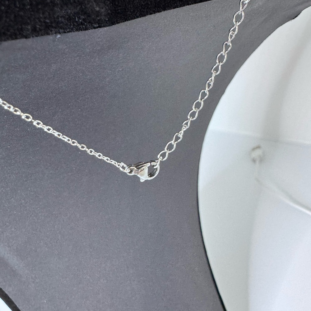 Elegant Silver Necklace with Green Heart Pendant - Picture 6 of 6